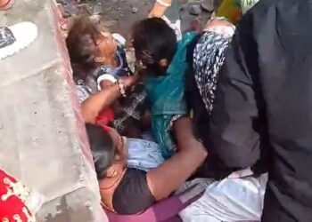 Madre desafía a la muerte y protege con su cuerpo a sus hijos mientras un tren pasaba sobre ellos