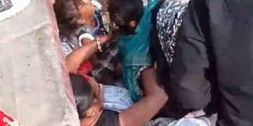 Madre desafía a la muerte y protege con su cuerpo a sus hijos mientras un tren pasaba sobre ellos