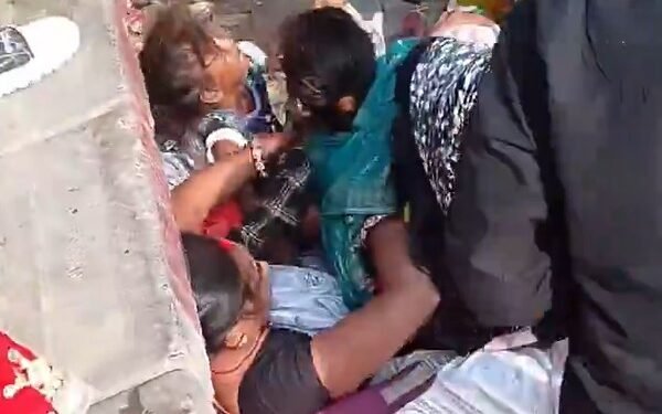 Madre desafía a la muerte y protege con su cuerpo a sus hijos mientras un tren pasaba sobre ellos