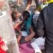 Madre desafía a la muerte y protege con su cuerpo a sus hijos mientras un tren pasaba sobre ellos