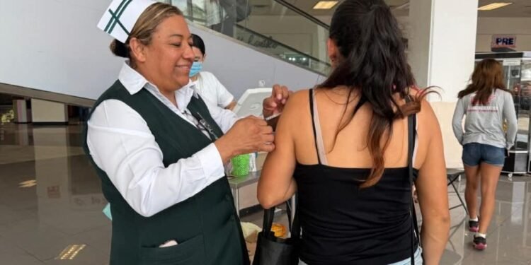 ¿Revisaste tu cartilla y te faltan dosis? Esta es tu oportunidad. Vacunación se extiende todo mayo