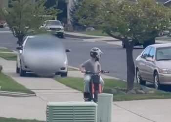 ¡Está loca… y drogada! Mujer intoxicada persigue y trata de atropellar a niño en Washington