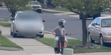 ¡Está loca… y drogada! Mujer intoxicada persigue y trata de atropellar a niño en Washington