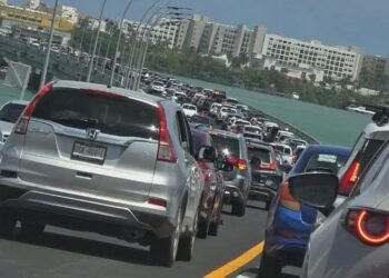 Madres, selfies y retornos prohibidos: así colapsó el Puente Nichupté por celebración del 10 de mayo