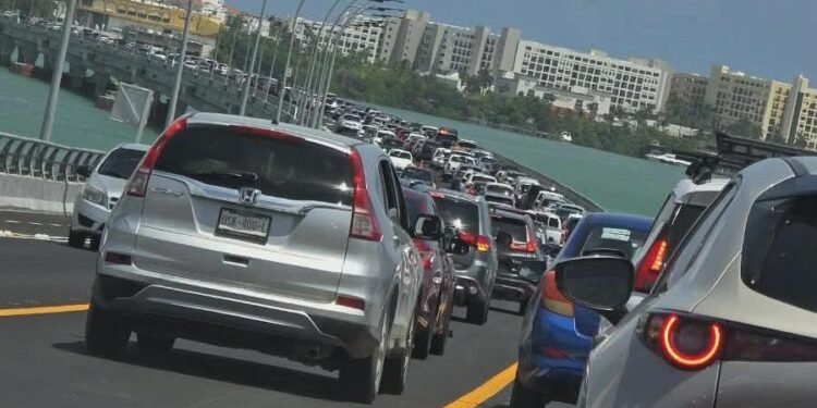Madres, selfies y retornos prohibidos: así colapsó el Puente Nichupté por celebración del 10 de mayo