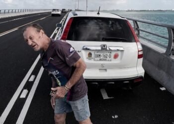 “Por eso matan ciclistas”: extranjero encara a conductor que invade ciclovía en Puente Nichupté