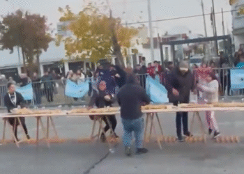 ¿Hambre o caos? Multitud rompe vallas para devorar el sándwich más grande en Argentina