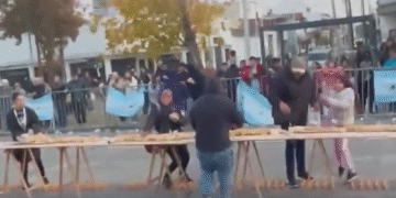 ¿Hambre o caos? Multitud rompe vallas para devorar el sándwich más grande en Argentina