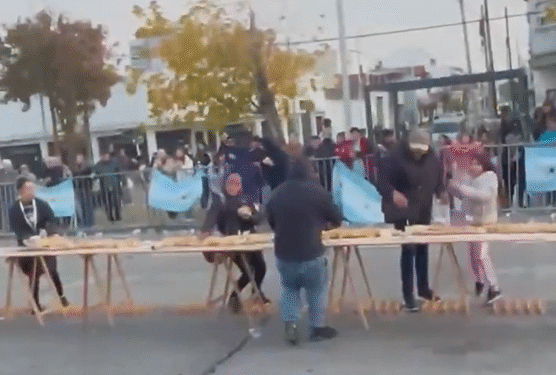¿Hambre o caos? Multitud rompe vallas para devorar el sándwich más grande en Argentina