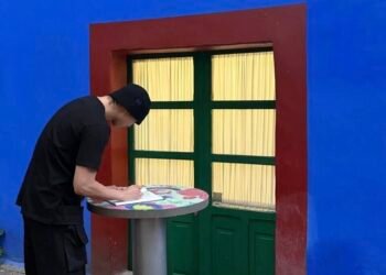 ¿Ya viste el mensaje que RM dejó en la Casa Azul? Quedó fascinado con Frida Kahlo y Diego Rivera
