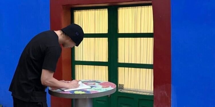 ¿Ya viste el mensaje que RM dejó en la Casa Azul? Quedó fascinado con Frida Kahlo y Diego Rivera