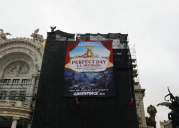 Mahahual llega a Bellas Artes; Greenpeace despliega manta contra Perfect Day y pone a Semarnat contra la pared