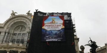 Mahahual llega a Bellas Artes; Greenpeace despliega manta contra Perfect Day y pone a Semarnat contra la pared