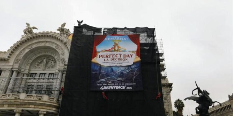 Mahahual llega a Bellas Artes; Greenpeace despliega manta contra Perfect Day y pone a Semarnat contra la pared