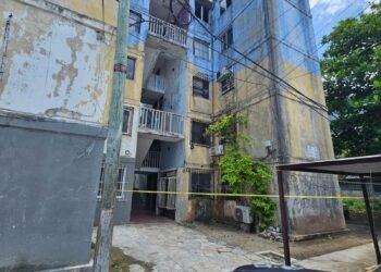 Incendio en Corales consume vivienda de mujer policía en Cancún; desalojan a 14 personas