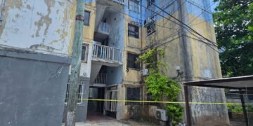 Incendio en Corales consume vivienda de mujer policía en Cancún; desalojan a 14 personas