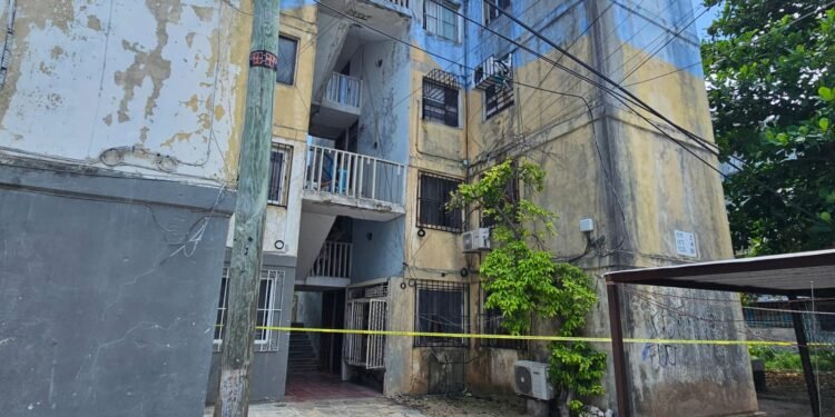 Incendio en Corales consume vivienda de mujer policía en Cancún; desalojan a 14 personas