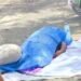 Fue una escena triste: muere abuelito mientras esperaba recibir despensa y su perrito lo cuidó