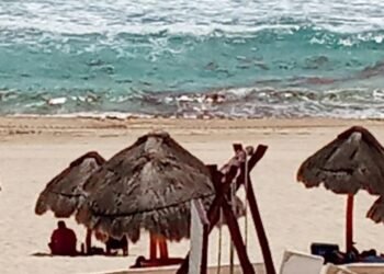 El Caribe mexicano saca bandera roja en plena temporada: de 12 playas solo a tres hay acceso