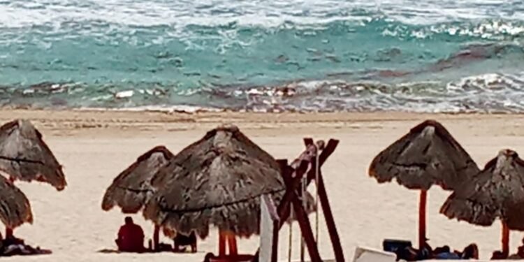 El Caribe mexicano saca bandera roja en plena temporada: de 12 playas solo a tres hay acceso