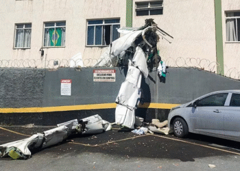 ¡Impacto brutal! Aeronave se incrusta en edificio habitado; hay dos muertos y tres heridos