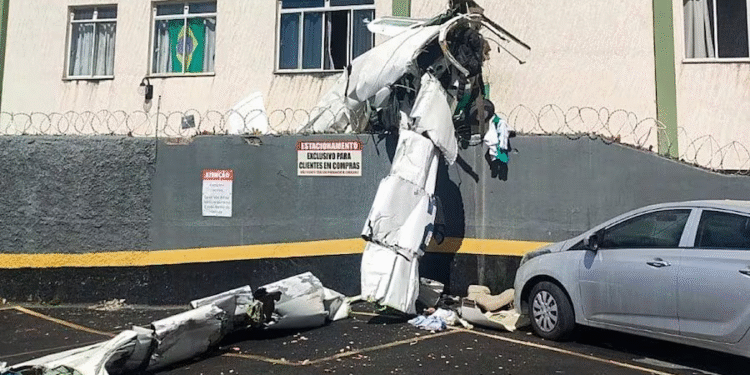¡Impacto brutal! Aeronave se incrusta en edificio habitado; hay dos muertos y tres heridos