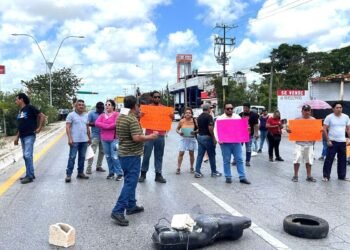 Bloquean la avenida José López Portillo por cobros abusivos de “Grúas Cardona”