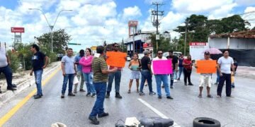Bloquean la avenida José López Portillo por cobros abusivos de “Grúas Cardona”