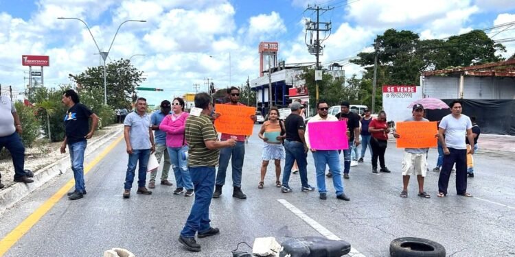 Bloquean la avenida José López Portillo por cobros abusivos de “Grúas Cardona”