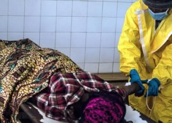 La crisis del Ébola escala y ya enciende alertas internacionales. Son casi 400 los casos sospechosos