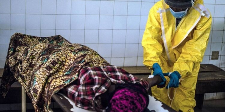 La crisis del Ébola escala y ya enciende alertas internacionales. Son casi 400 los casos sospechosos
