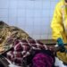 La crisis del Ébola escala y ya enciende alertas internacionales. Son casi 400 los casos sospechosos