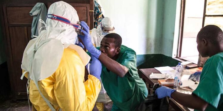 La OMS enciende alarmas: brote de ébola en África sería mucho mayor de lo reportado