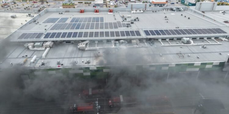 ¿Qué ocurrió en Plaza Héroes? Fuego obliga a evacuar a más de 360 estudiantes y docentes