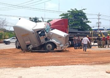 Choque de tráilers en la Cancún Puerto Morelos: Optimus Prime contra Megatrón