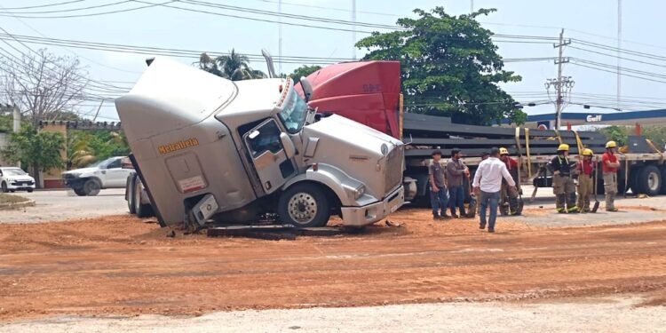 Choque de tráilers en la Cancún Puerto Morelos: Optimus Prime contra Megatrón