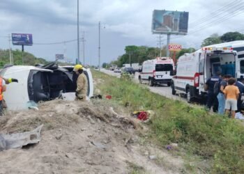 Aparatosa volcadura de auto paraliza tráfico entre Cancún y Puerto Morelos