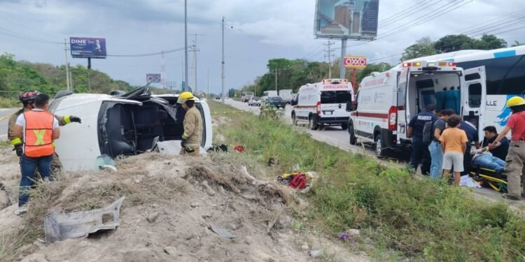 Aparatosa volcadura de auto paraliza tráfico entre Cancún y Puerto Morelos