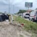 Aparatosa volcadura de auto paraliza tráfico entre Cancún y Puerto Morelos