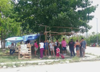 ¿Por qué bloquean calles en Cancún? Familias denuncian fallas de energía y agua potable