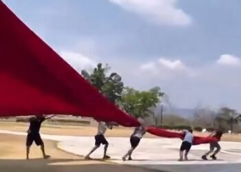 ¿Broma o delito? Influencers desatan polémica tras manipular la Bandera Nacional en Iguala