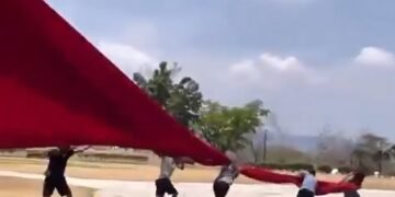 ¿Broma o delito? Influencers desatan polémica tras manipular la Bandera Nacional en Iguala