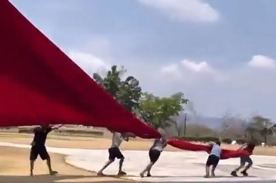¿Broma o delito? Influencers desatan polémica tras manipular la Bandera Nacional en Iguala