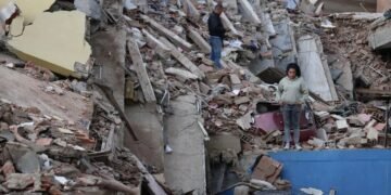 Venezuela busca a cientos de desaparecidos tras doble terremoto; aumenta la cifra de víctimas