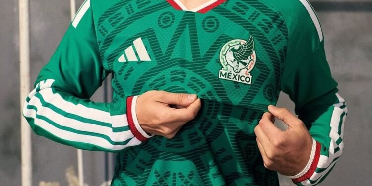 México no solo juega el Mundial, también fabrica su camiseta más vendida