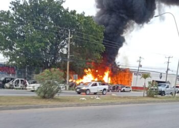 ¿Hay riesgo para la población? Controlan incendio en zona cercana a escuelas y viviendas