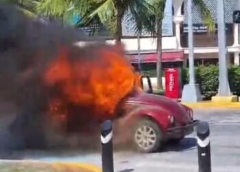 Arde vehículo en plena avenida Bonampak; conductor logra ponerse a salvo