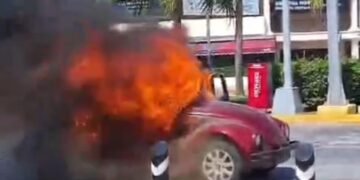 Arde vehículo en plena avenida Bonampak; conductor logra ponerse a salvo
