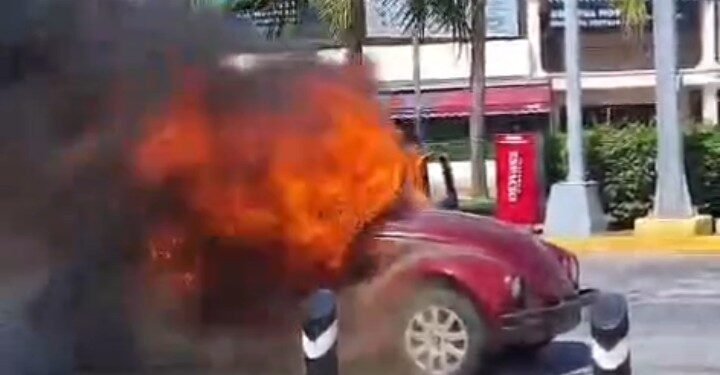 Arde vehículo en plena avenida Bonampak; conductor logra ponerse a salvo