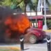 Arde vehículo en plena avenida Bonampak; conductor logra ponerse a salvo